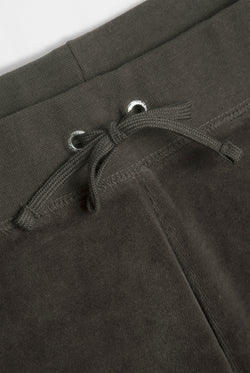Displays the Raven 'Juicy' branded OG straight pocketed capri pants featuring the details