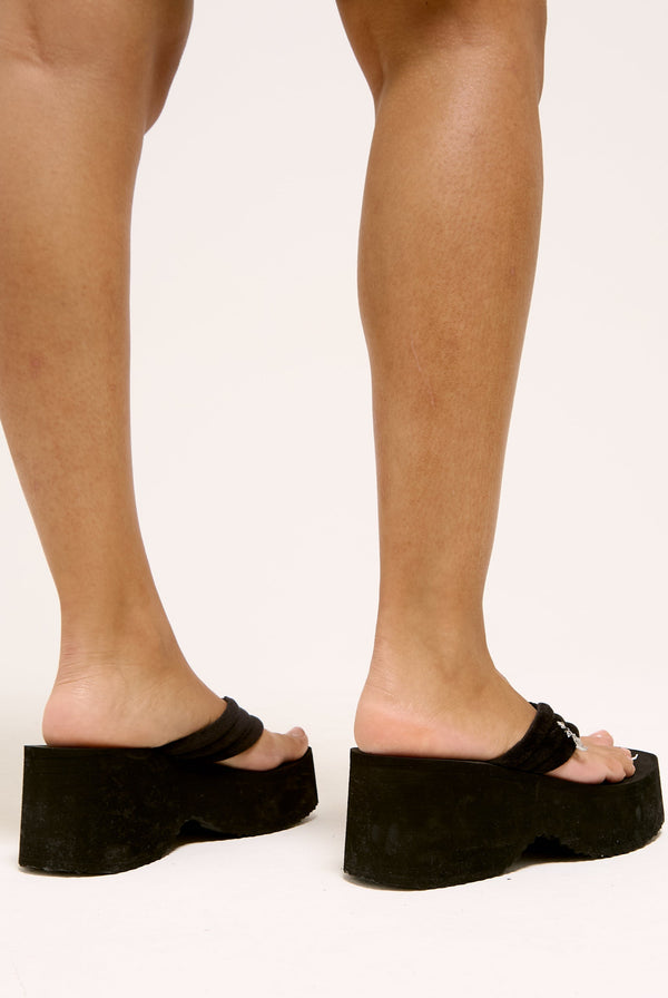BLACK Y2K PLATFORM WEDGE WITH CHARM